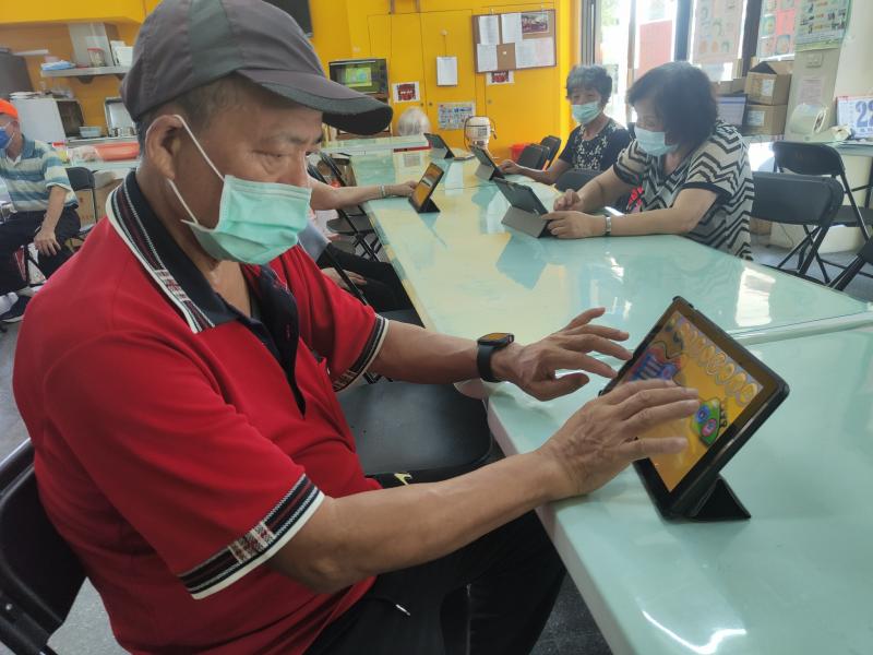 看我雙手彈鋼琴~