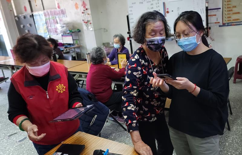 老師教導學員手機介面使用情形。