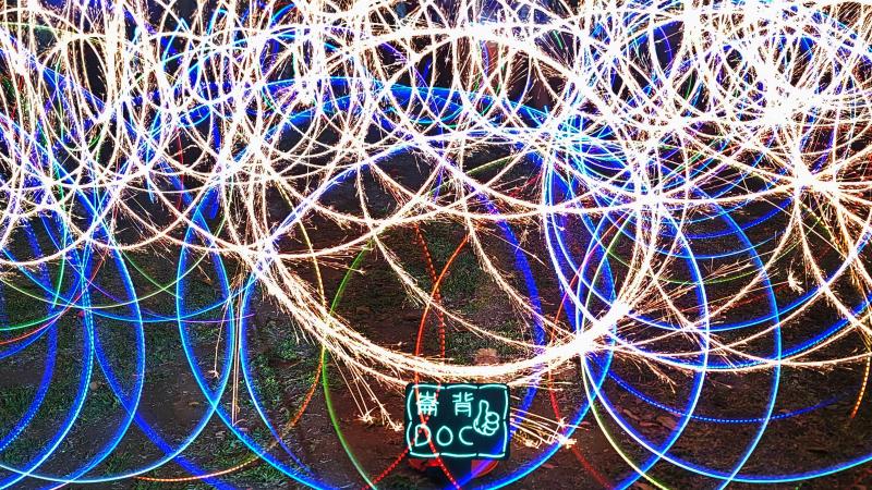 晚上光繪拍出亮麗的效果。