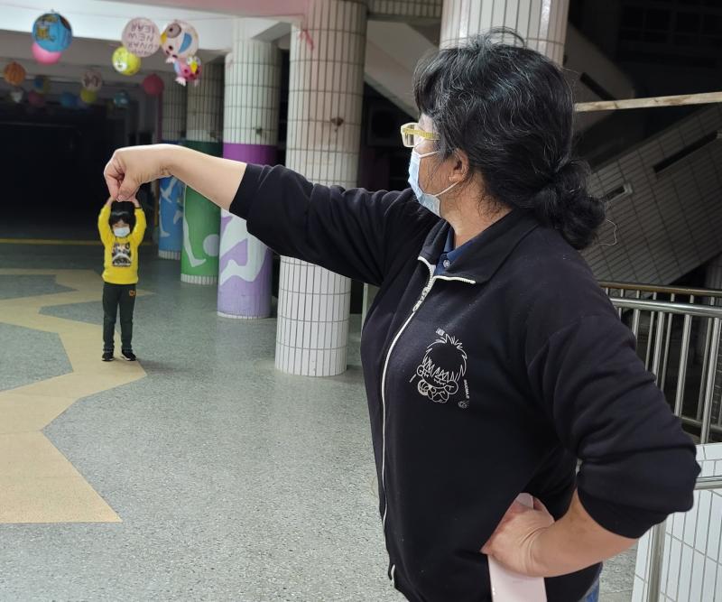 利用借位方式能拍出意想不到的效果。