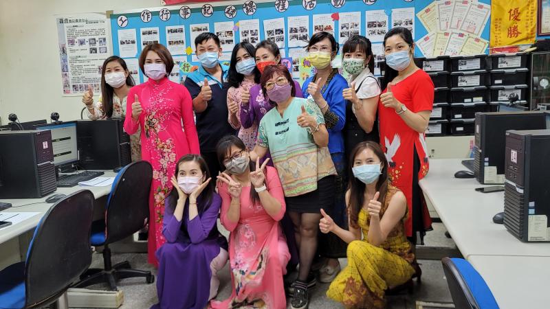 參與的新住民學員合影。