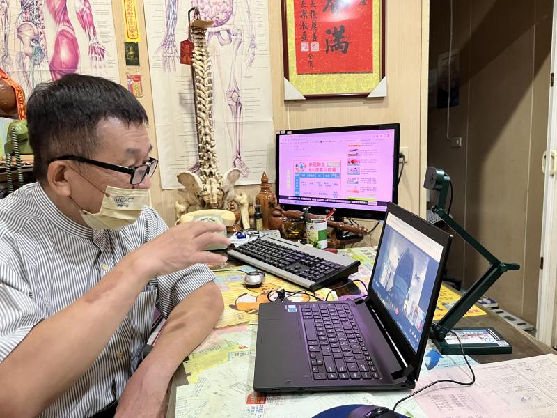 醫師回答遠端學員問診情形。