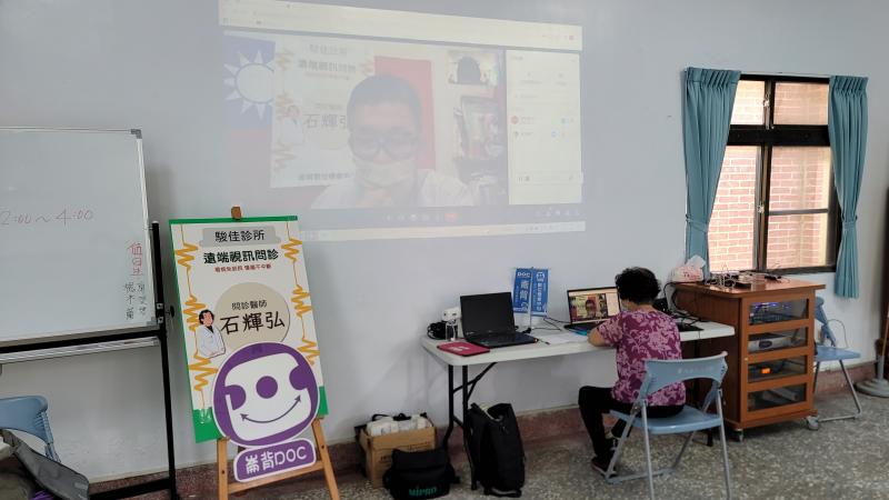 透過大螢幕學員觀看醫師視訊畫面。