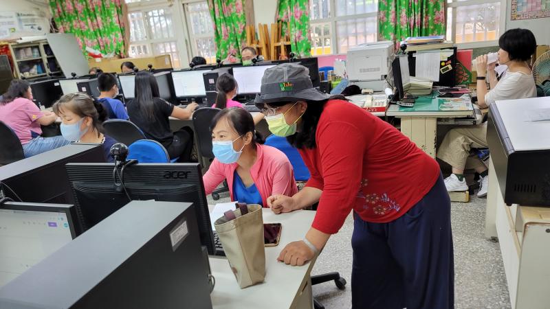 學員相互觀摩操作情形。