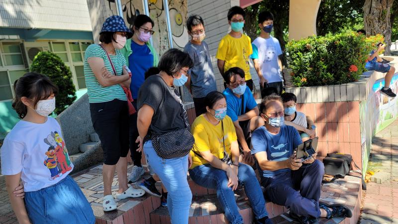 老師教導學員如何透過螢幕觀看空拍機的情形。