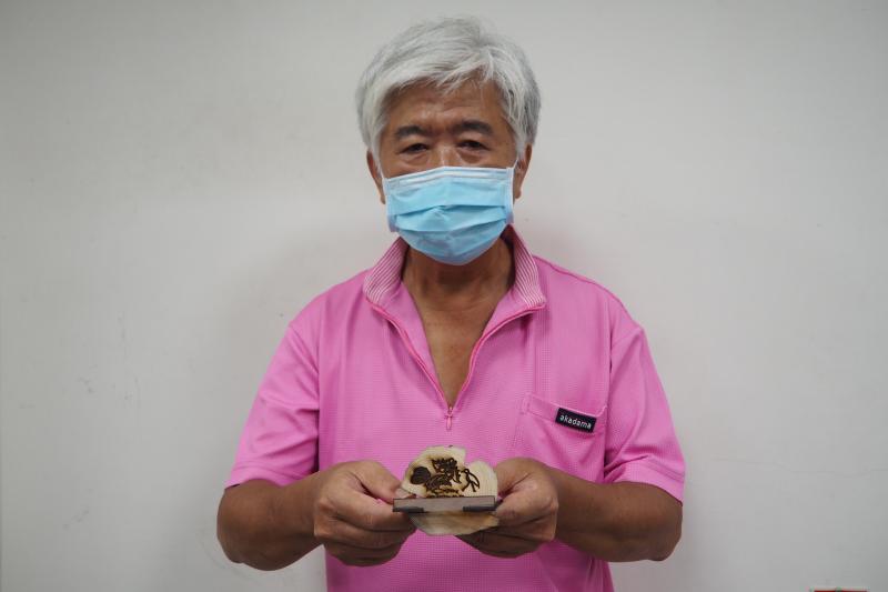 學員展示自己做的雷雕手機架