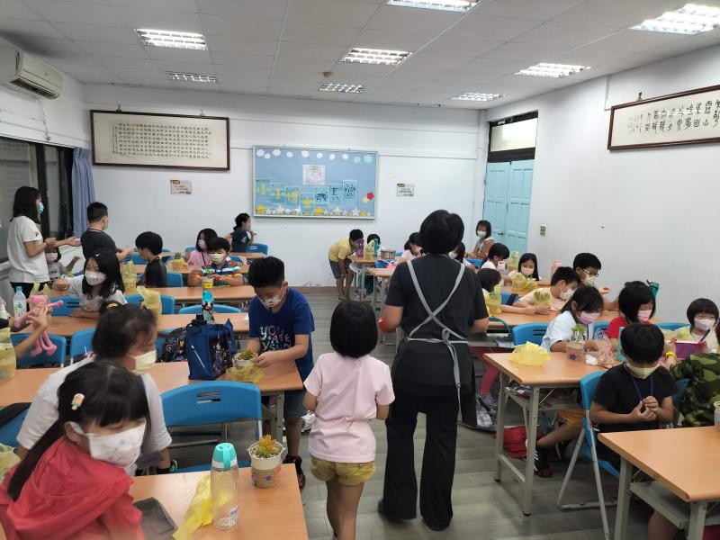 一屋子滿滿的小朋友