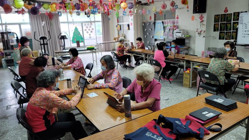 學員認真操作老師教的APP程式。