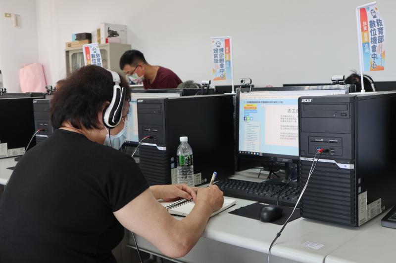 學員利用學習中心觀看志工訓練影片