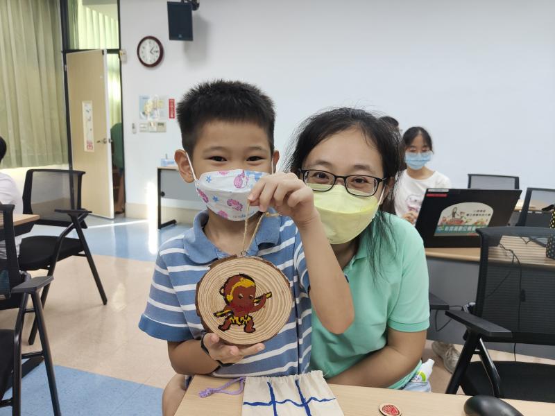 完成囉~雷雕+上色~花了我好大工夫