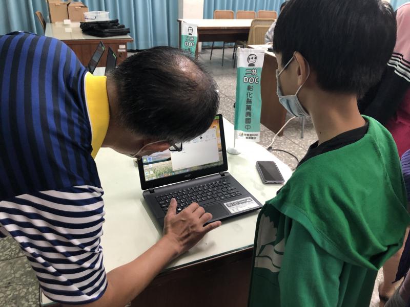 在老師一一講解和實際操作練習下,學員們都越來越熟練,甚至在第二堂課有親子很早就準備好圖案到教室準備自己動手做雷雕呢~