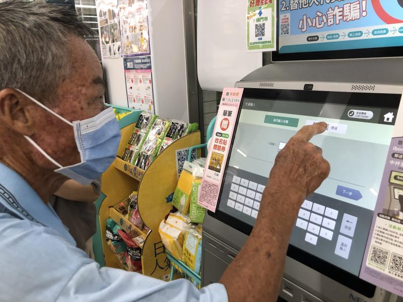 很多大哥大姐之前都是請超商店員幫忙操作,第一次使用ibon機台都很緊張也很開心,大哥已經70幾歲了學習速度卻不輸給其他學員真的很厲害呢!!