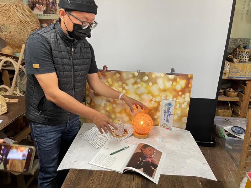 講師為拍照物品做擺飾