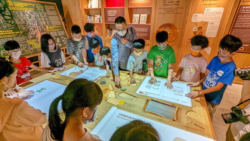 壽豐DOC辦理洪建全基金會「故事夢工廠」活動，帶小朋友走訪考古博物館體驗互動科技