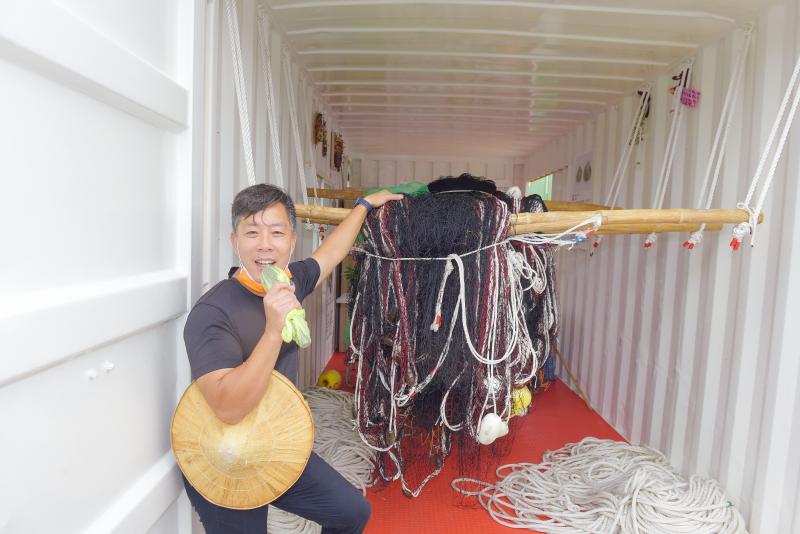 梁清文里長帶路走讀傳統漁村牽罟文化，在放置漁網的罟寮說明先民沿海捕魚傳統技法「牽罟」