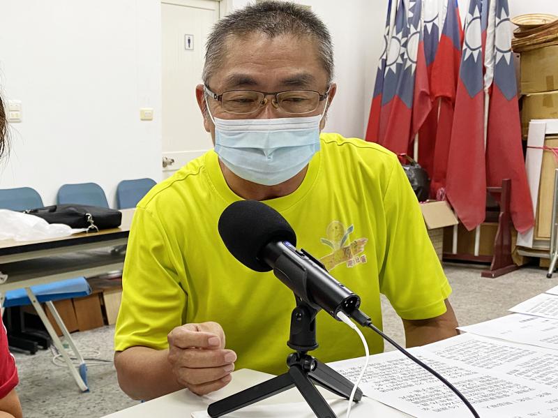 理事長看著準備好的講稿，對著麥克風開始錄製Podcast內容