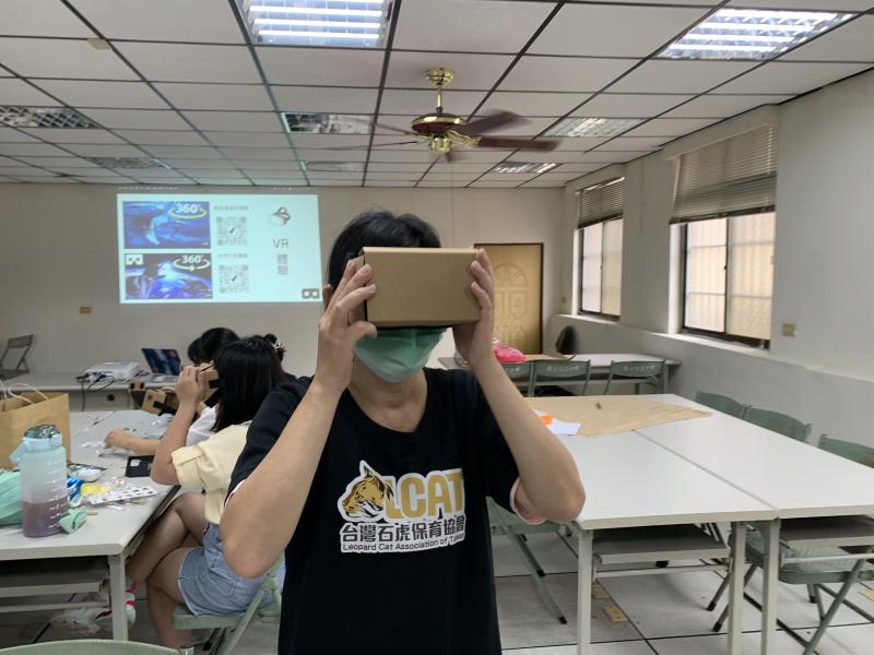 學員透過自製簡易的VR眼鏡盒探索VR的世界。