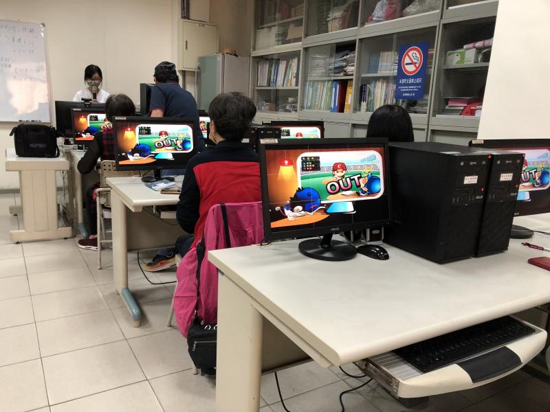 在三灣數位機會中心透過電腦教室公播系統撥放，於課間利用教育部宣導短片，提醒學員留意網路使用相關注意事項。