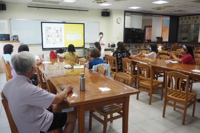 講師認真講課中