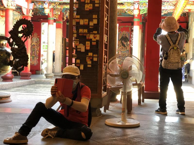 拍攝地點：新埔鎮廣和宮
照片內容：數位攝影課程帶同學到當地重要的信仰場地廣和宮取景，試著拍出不同的廟宇風貌。