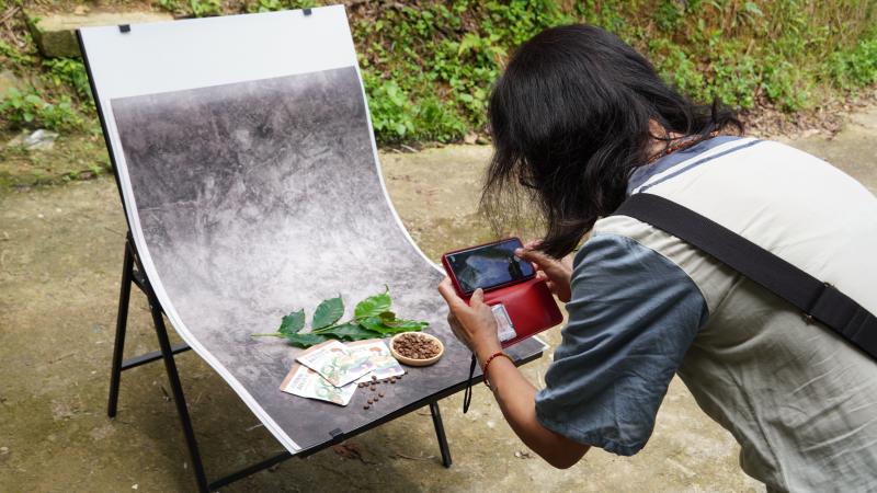 講師透過簡易的攝影道具，教學員如何拍攝出專業的商品照片！