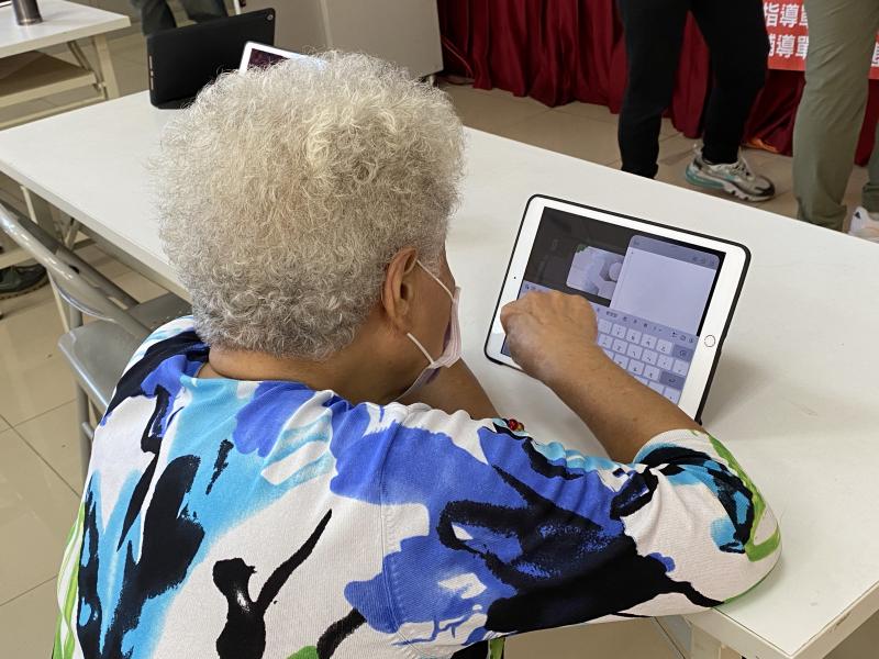 拍攝地點：鹿鳴社區
拍攝內容：學員薛阿嬤高齡90歲，看著平板大大的注音符號忍不住全部一一念完，並用紙筆寫下，我們大家真的要向阿嬤學習。