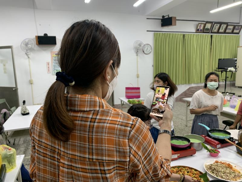 東勢DOC開設異國美食課程，邀請到慶東社區的新住民夥伴們分享自己家鄉的美食，也教導他們可以透過FB直撥的方式分享給故鄉的家人。