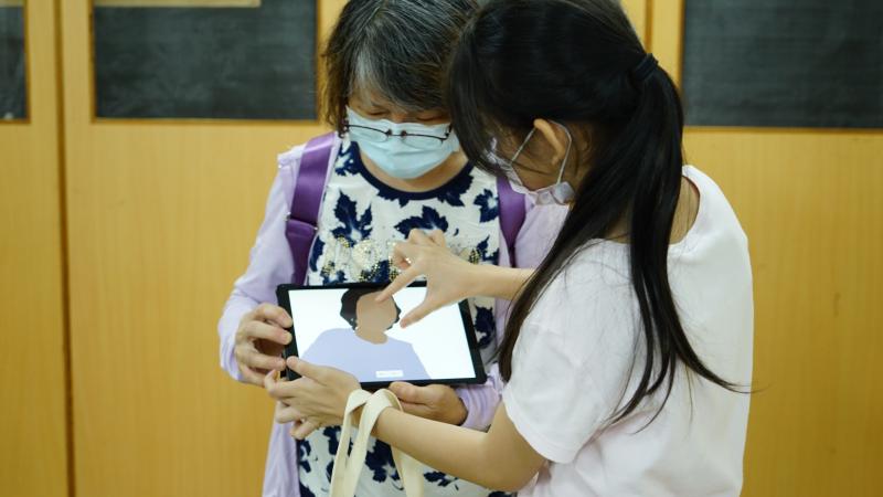 教育部竹山DOC開設祖孫共學課程，使用電腦平板繪畫的方式，讓老少學員共同完成好看又有個性的無臉人物畫。