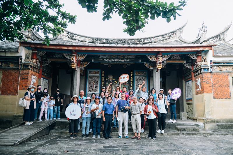 新埔文史工作者引路走讀新埔經典的「三街六巷九宗祠」。