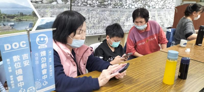 短暫寒假的老幼共學中。