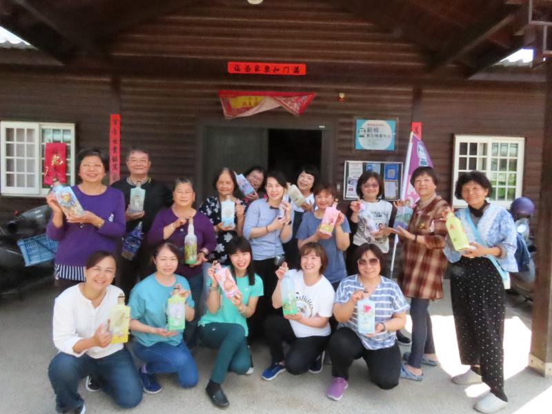 在網路上搜尋、找資料並整合成知識的過程。