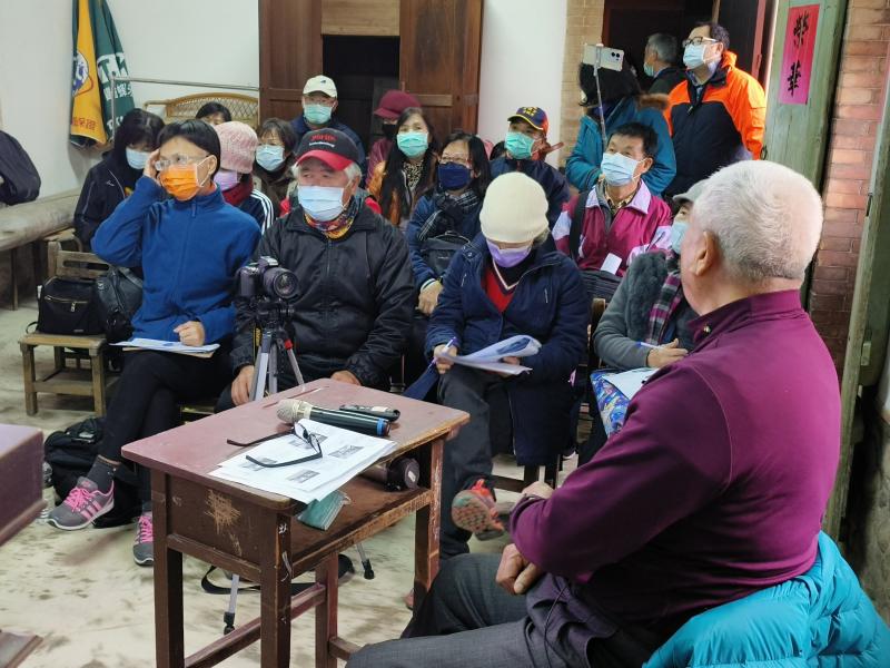 林坤山主秘跟大家說地方文史，學員們都仔細聆聽，勤做筆記。