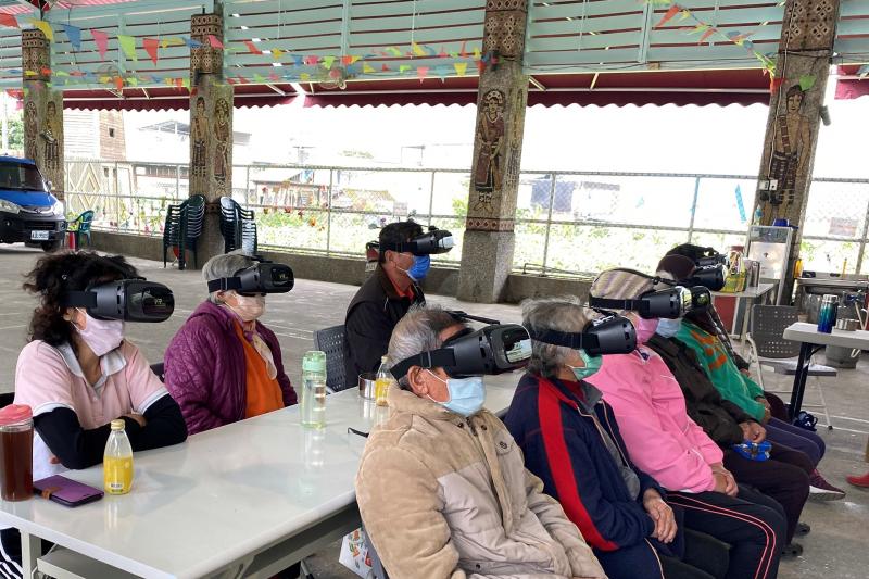 2/20瑞穗數位機會中心進入基拉禾幹部落，開設VR眼鏡環遊世界體驗課程，阿公阿嬤都覺得很新奇，不用一直走路就可以到處旅遊。