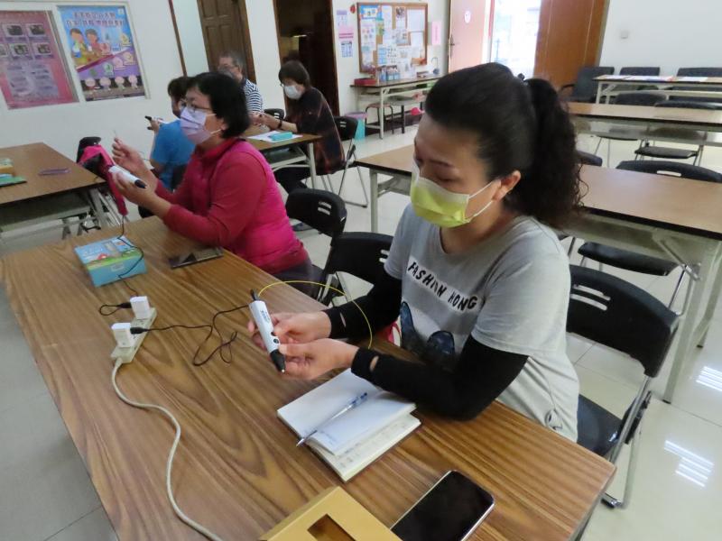 拇指的可以很方便的控制進料鈕與退料鈕。