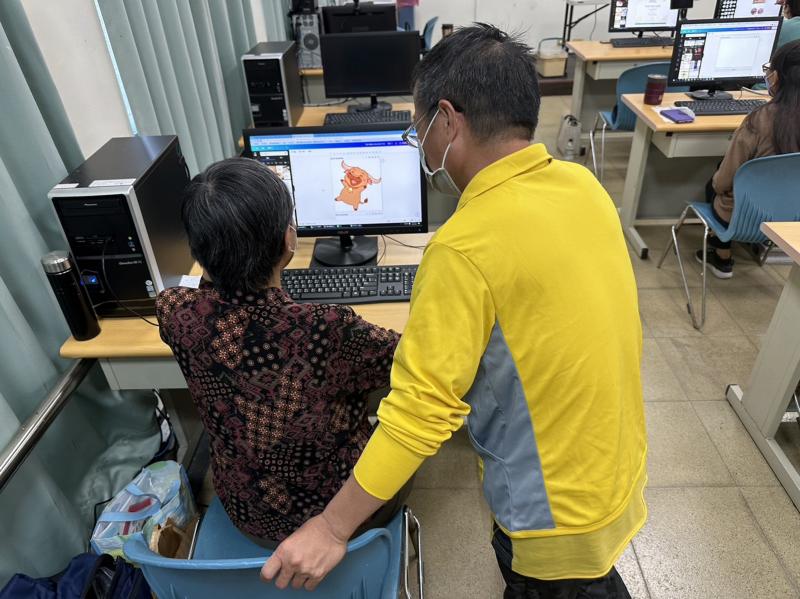兩個阿蓮DOC學員的學習背影，電腦對他們來說實在有困難，在課堂中互相學習，吸收更多。