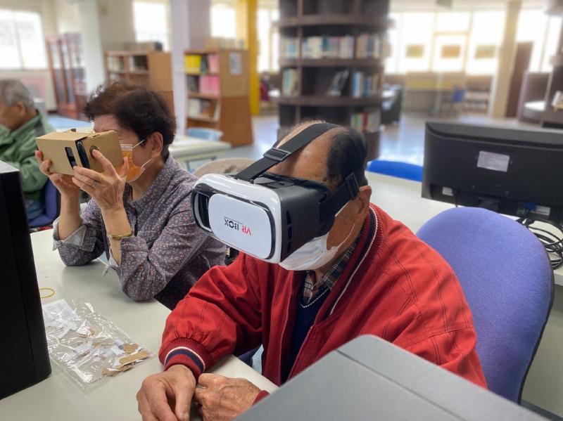 新興課程ARVR體驗班。鄉內的長輩雖然聽過虛擬實境，但卻未曾接觸過。講師特地帶簡易的VR眼鏡讓學員們初步體驗。當眼鏡戴上後學員們紛紛發出讚嘆的聲音，直說真的很像東西出現在面前一樣，非常有立體感。
