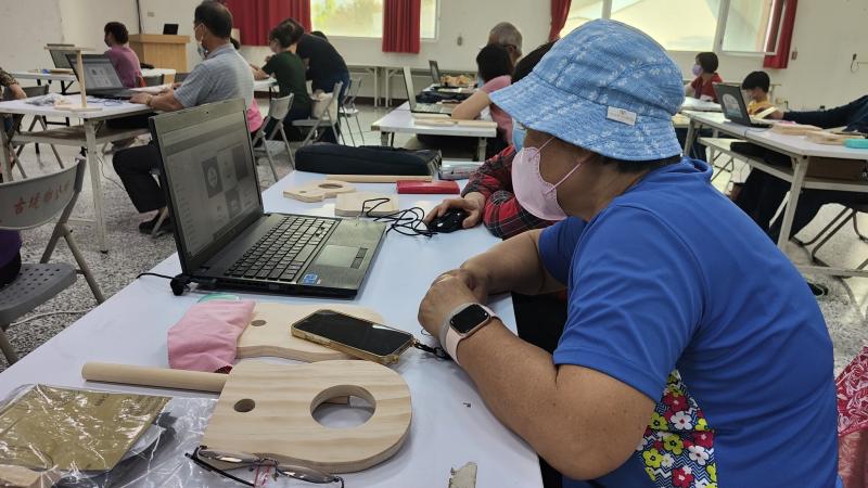 上次鉅好木板，接下來要~設計圖、文字了