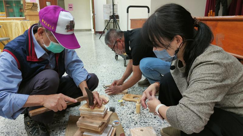 拿出槌子放上釘子 敲~敲~敲敲敲～~