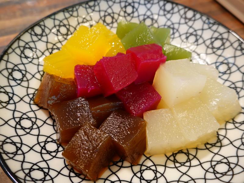 尚武村9420富貴Q彈清爽粉粿，取用當地樹薯為基底，選用鳳梨、紅龍果、黃梔、斑蘭、黑糖天然色素製作而成。