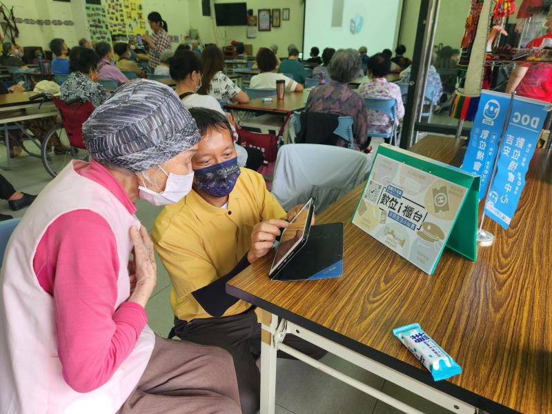 吉安DOC於112年5月24日在南昌活動中心，結合原民會文健站辦理數位i櫃台移動式服務，為民眾推廣健康照護服務，開啟移動式數位應用服務。