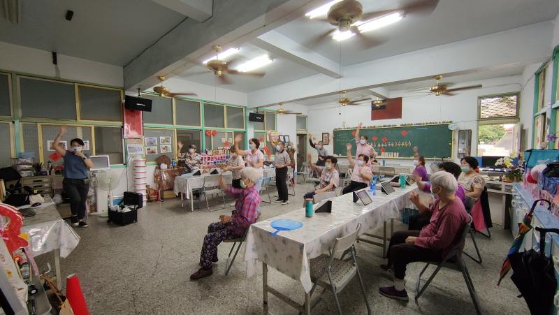 來個熱身操 一、二、三、四~