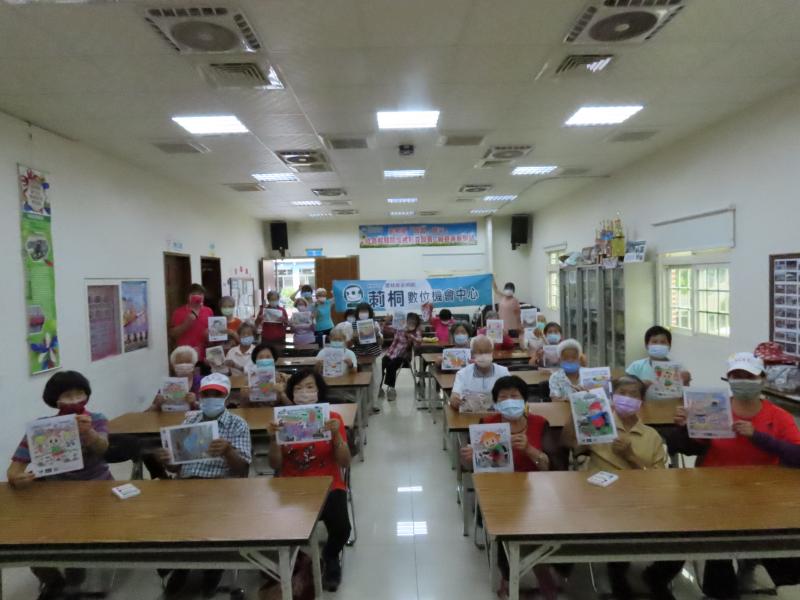 透過莿桐DOC主動與積極推動銀髮族數位學習，帶動當地銀髮長輩們的數位資訊學習的意願