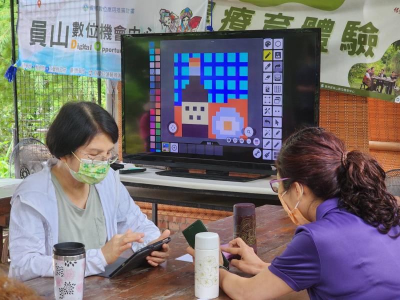員山DOC開設「數位工藝+ ：十字繡」課程，學員運用手機及平板設計編織圖樣，並參與輔導團舉辦的Pixel像素圖徵稿競賽。