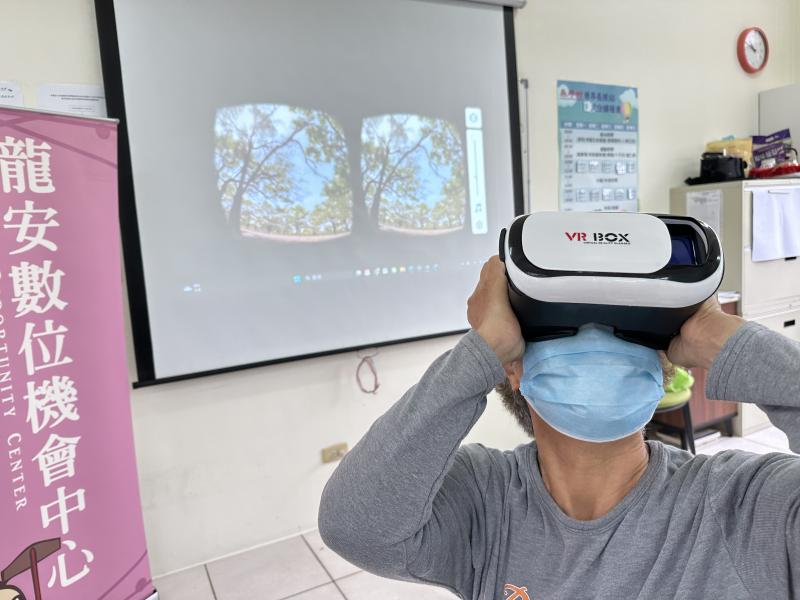 龍安DOC為讓長輩體驗新的科技，透過開設VR體驗課程，讓阿公阿嬤體驗戴上VR虛擬專用眼鏡，即使在家也能體驗外面世界。