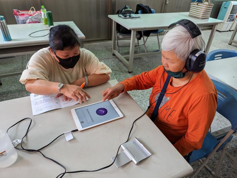 拍攝地點:橫山村活動中心
拍攝說明:橫山DOC開設〈智能助聽好聲音〉，為橫山村長輩做聽力衛教及聽力篩檢，長輩們非常認真地進行測驗，幫助自己更了解自身聽力狀況。