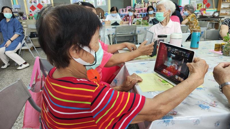 一個一個加入會議室~在螢幕裡看到每個人的臉~