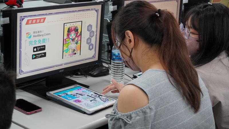 東勢DOC開設雷雕課程，學員們透過APP，可以使用手繪圖案，也可以透過載入圖片來製作線稿，最後大家都完成專屬個人圖案的吸水杯墊。