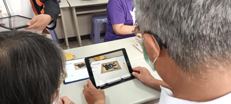 茄萣DOC帶著平板來到舢筏協會進行課程，學員利用相關AR APP與圖片的結合，體驗到科技所帶來的新奇體驗。