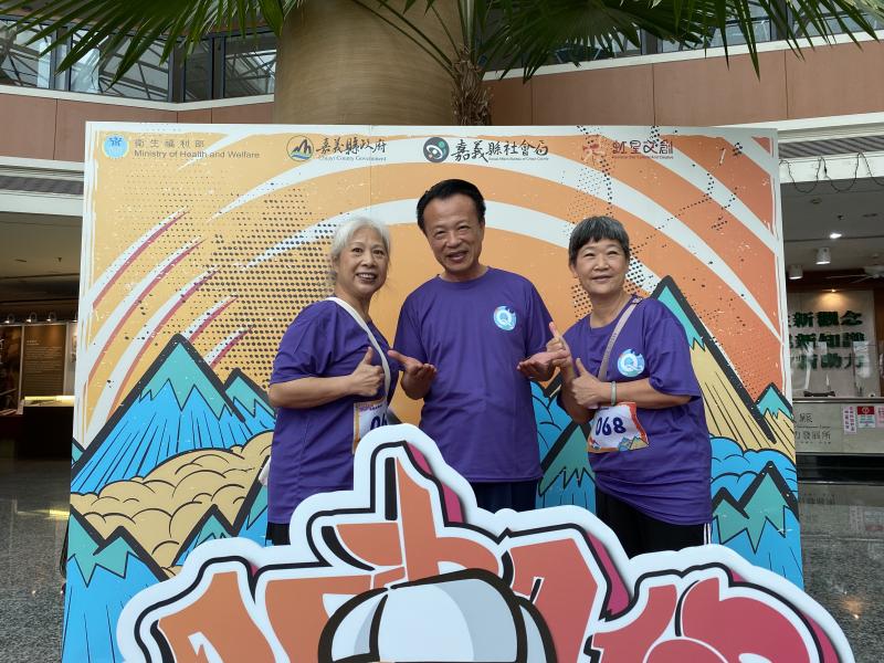 銀舞團學員與縣長合照留影