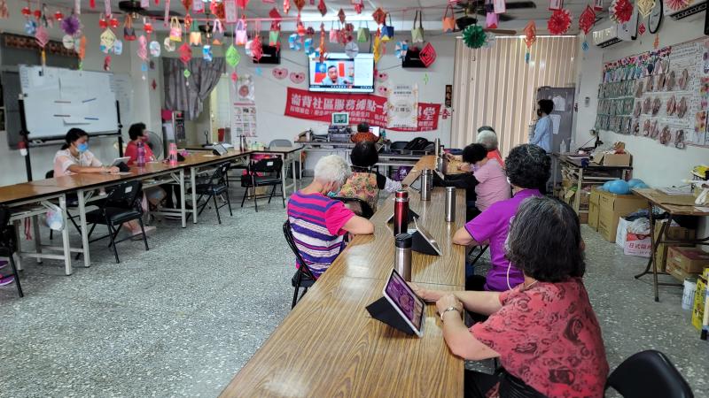 學員一同聆聽醫生問學員解答的問題。